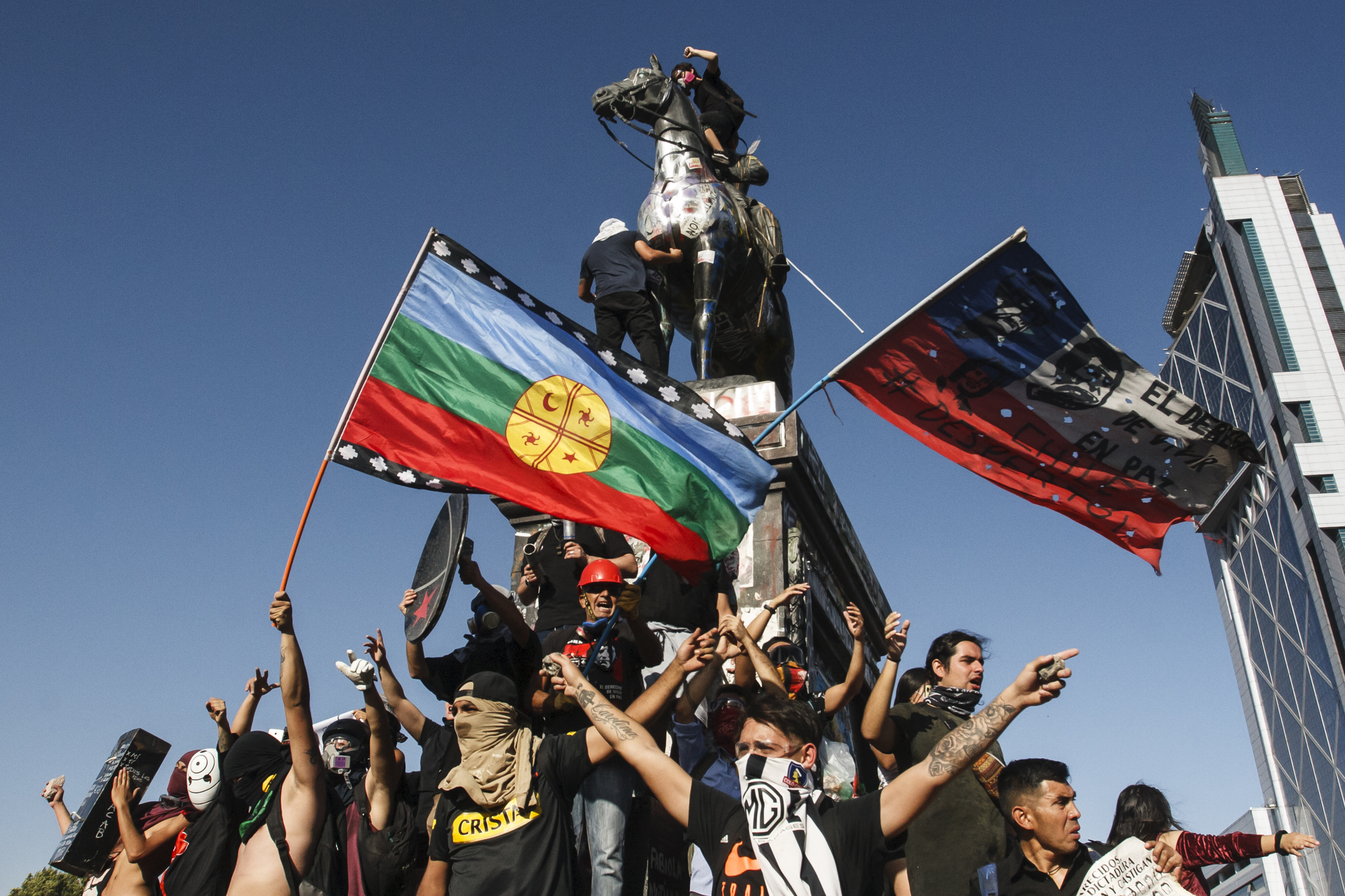 10 de enero 2020. Manifestantes se reúnen en el monumento a Baquedano durante una protesta enmarcada en el Estallido Social. 10 de enero 2020. Manifestantes se reúnen en el monumento a Baquedano durante una protesta enmarcada en el Estallido Social.