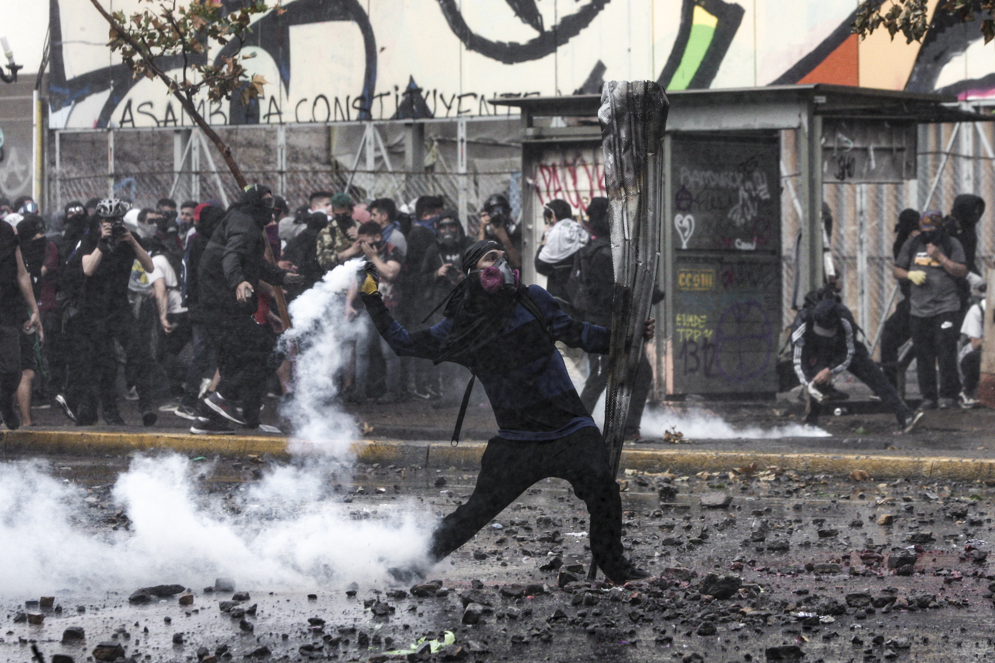 04 de noviembre 2019. Un manifestante lanza una granada lacrimógena en medio de enfrentamientos con Carabineros. 04 de noviembre 2019. Un manifestante lanza una granada lacrimógena en medio de enfrentamientos con Carabineros.