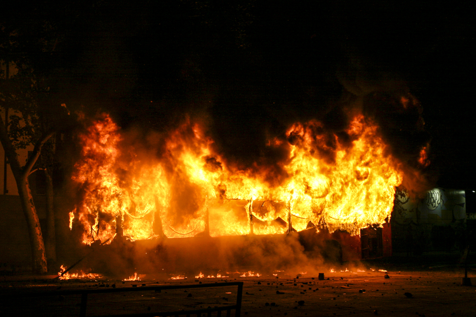 18 de octubre 2019. Una micro se incendia a pasos de la zona cero caída la noche el 18 de octubre. 18 de octubre 2019. Una micro se incendia a pasos de la zona cero caída la noche el 18 de octubre.