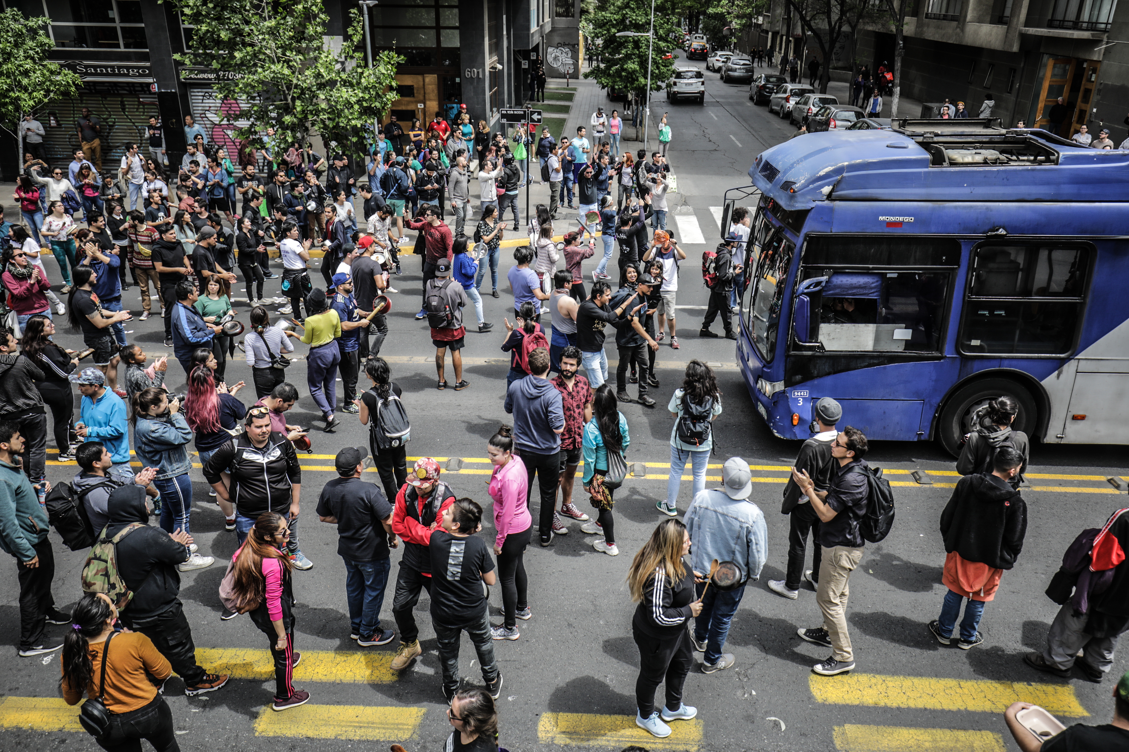 Manifestantes se congregan en cacerolazo espontaneo en Vicuña Mackena, comuna de Santiago el día 19 de Octubre de 2019. Manifestantes se congregan en cacerolazo espontaneo en Vicuña Mackena, comuna de Santiago el día 19 de Octubre de 2019.