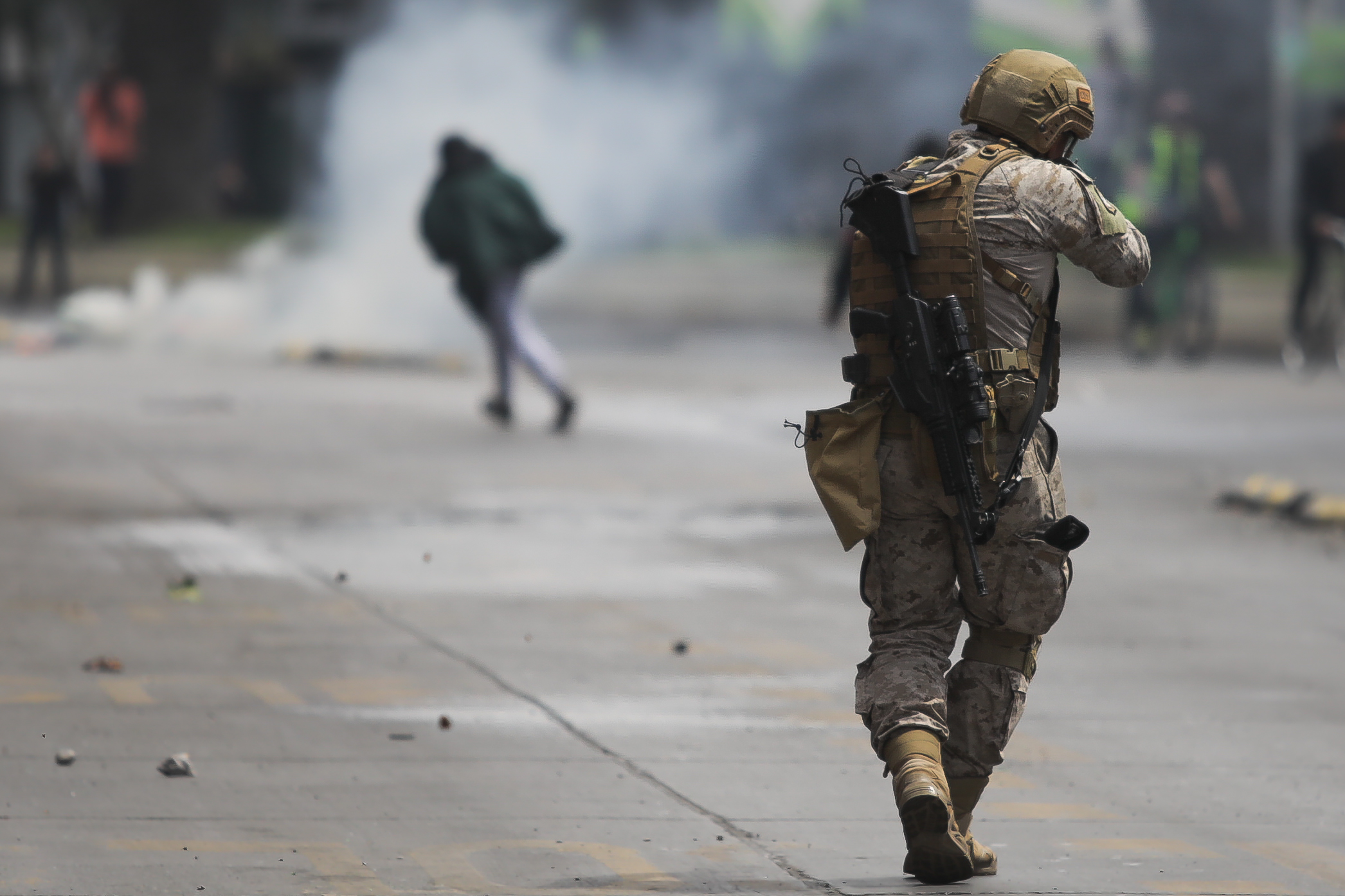 Militares en la calle dispersando a manifestantes en Plaza Baquedano, comuna de Santiago el día 19 de Octubre de 2019. Militares en la calle dispersando a manifestantes en Plaza Baquedano, comuna de Santiago el día 19 de Octubre de 2019.