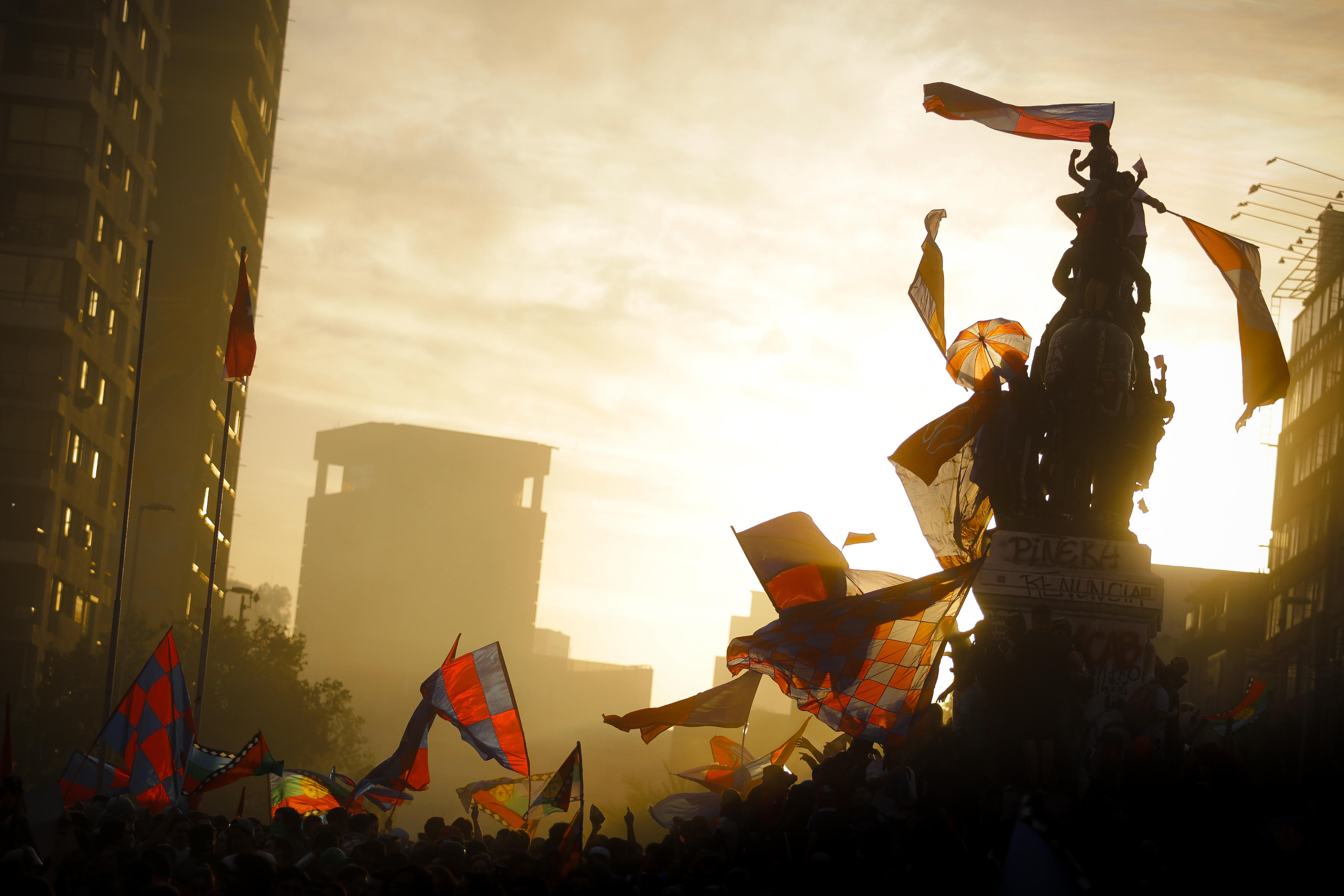 Manifestantes se toman el monumento principal de Plaza Baquedano con banderas, comuna de Santiago el día 29 de Octubre de 2019. Manifestantes se toman el monumento principal de Plaza Baquedano con banderas, comuna de Santiago el día 29 de Octubre de 2019.