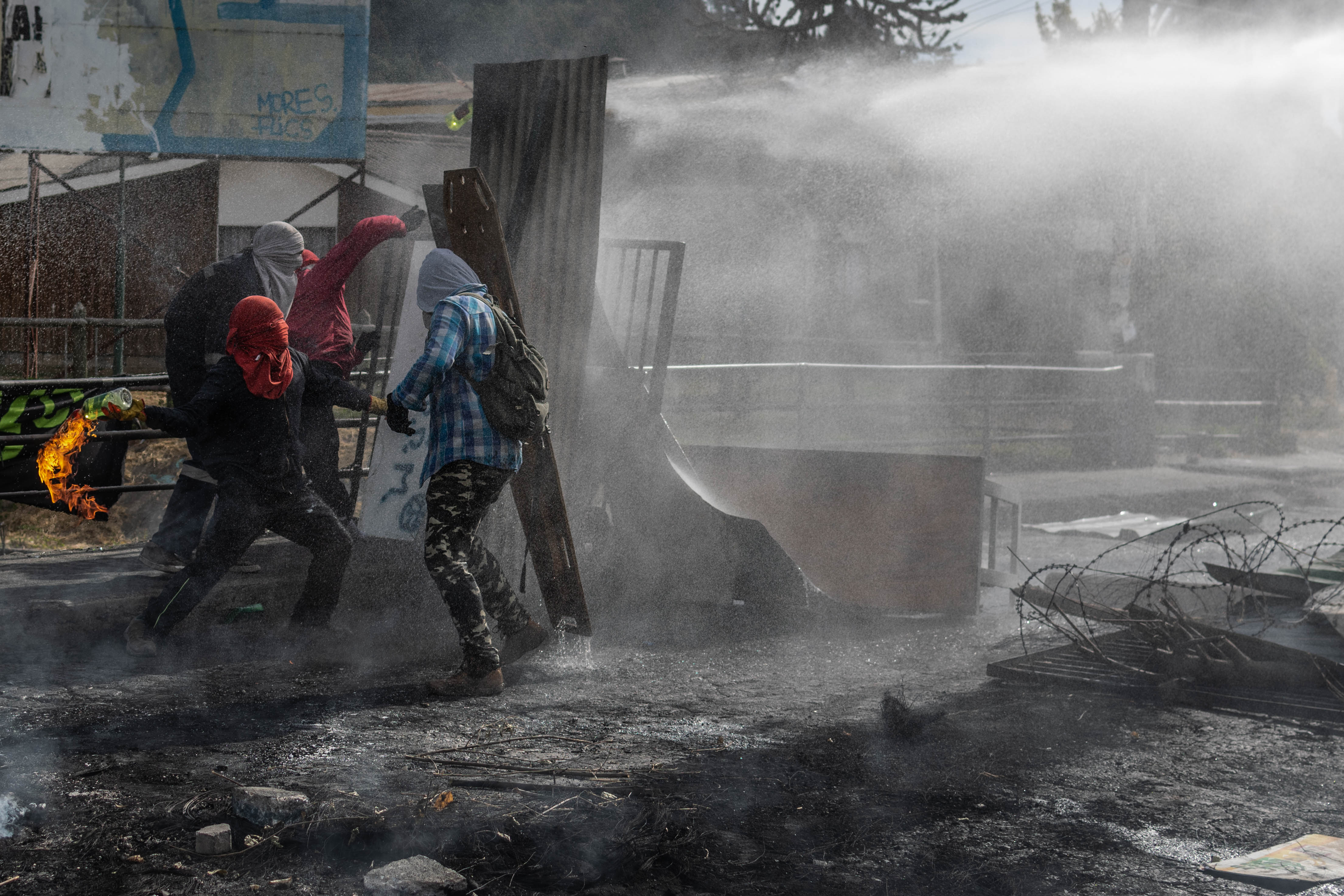 Encapuchados lanzan molotov en contexto de jornada de protestas a las afueras de Universidad del Bío Bío, 5 de marzo, Concepción. Encapuchados lanzan molotov en contexto de jornada de protestas a las afueras de Universidad del Bío Bío, 5 de marzo, Concepción.