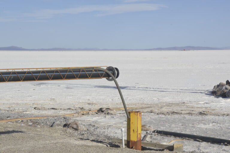 En el salar de Uyuni se instalaron cañerías especiales para llevar agua a la planta piloto de litio, que está ubicada en la comunidad de Llipi. Foto: cortesía Revista Nómadas En el salar de Uyuni se instalaron cañerías especiales para llevar agua a la planta piloto de litio, que está ubicada en la comunidad de Llipi. Foto: cortesía Revista Nómadas