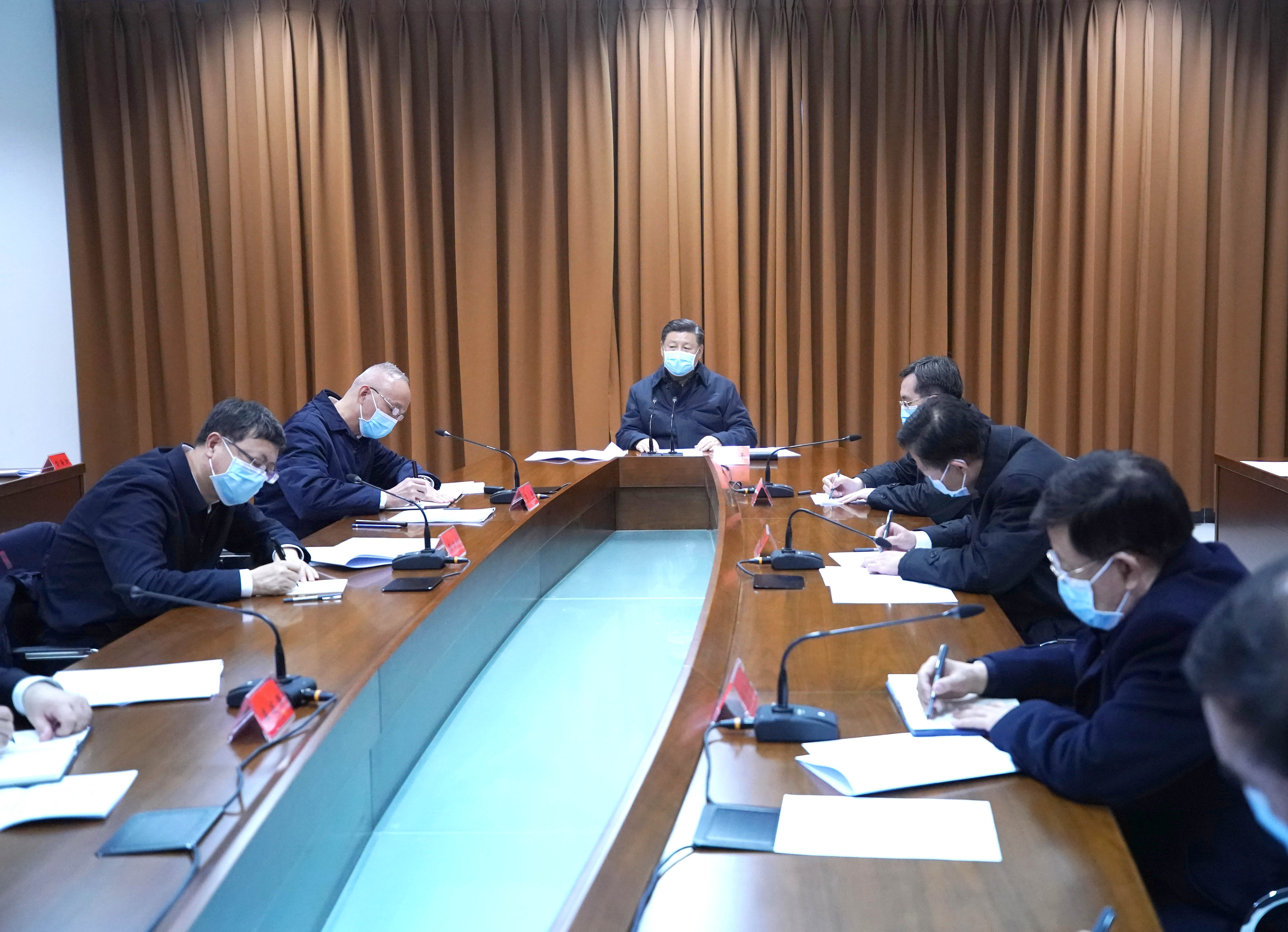 Reunión del 11 de febrero, donde aparece el presidente chino  Xi Jinping con mascarilla.