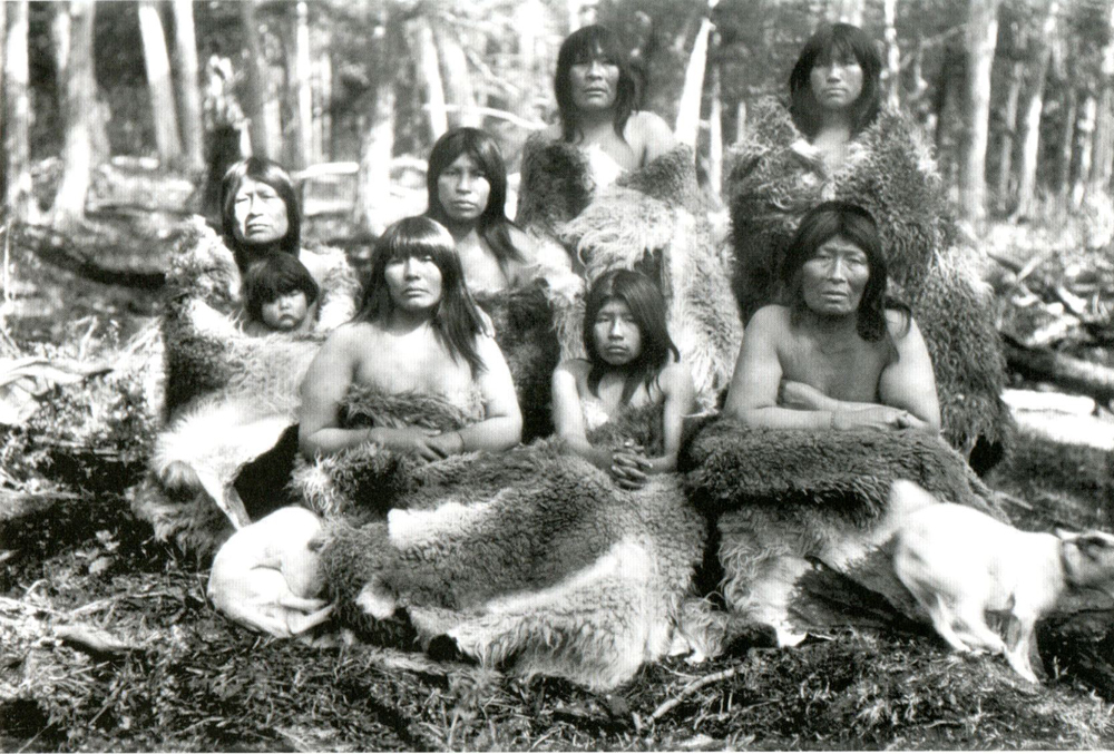 Grupo de mujeres selk’nam envueltas en mantas de guanaco (M. Gusinde, 1919)