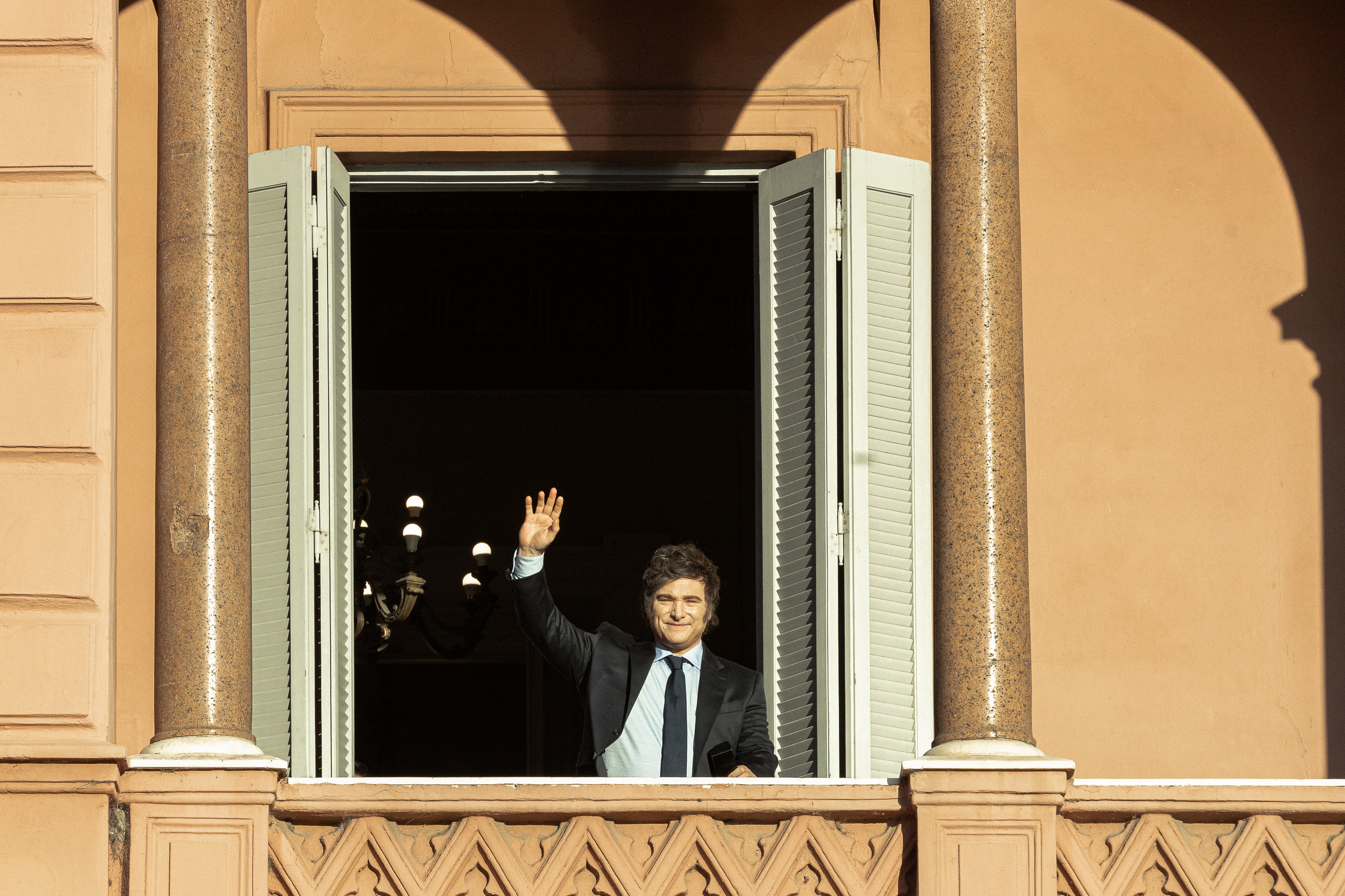 Cerca de las 20:00 horas Javier Milei saluda a sus adherentes desde uno de los balcones de la Casa Rosada.
