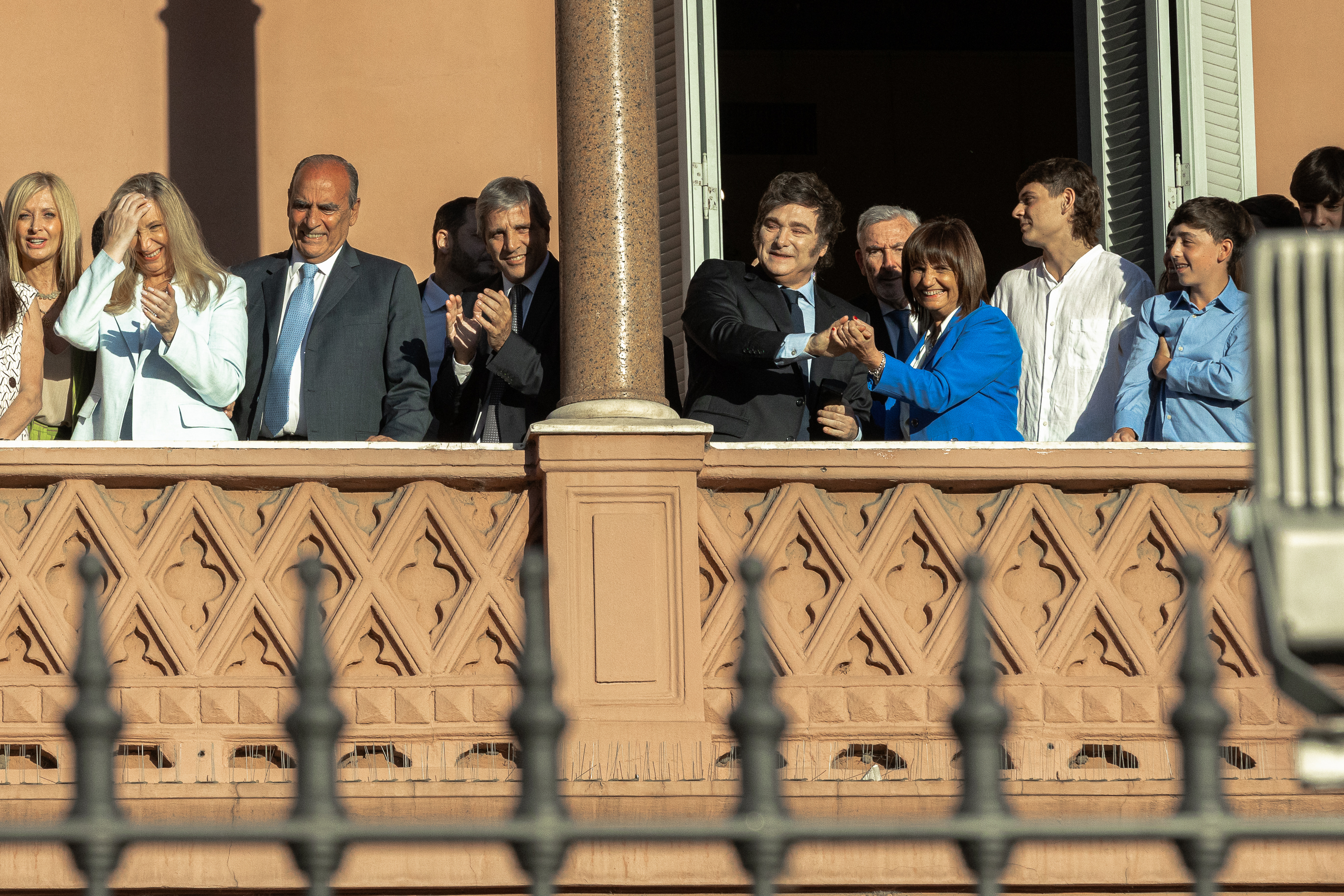Javier Milei estrecha su mano con Patricia Bullrich.