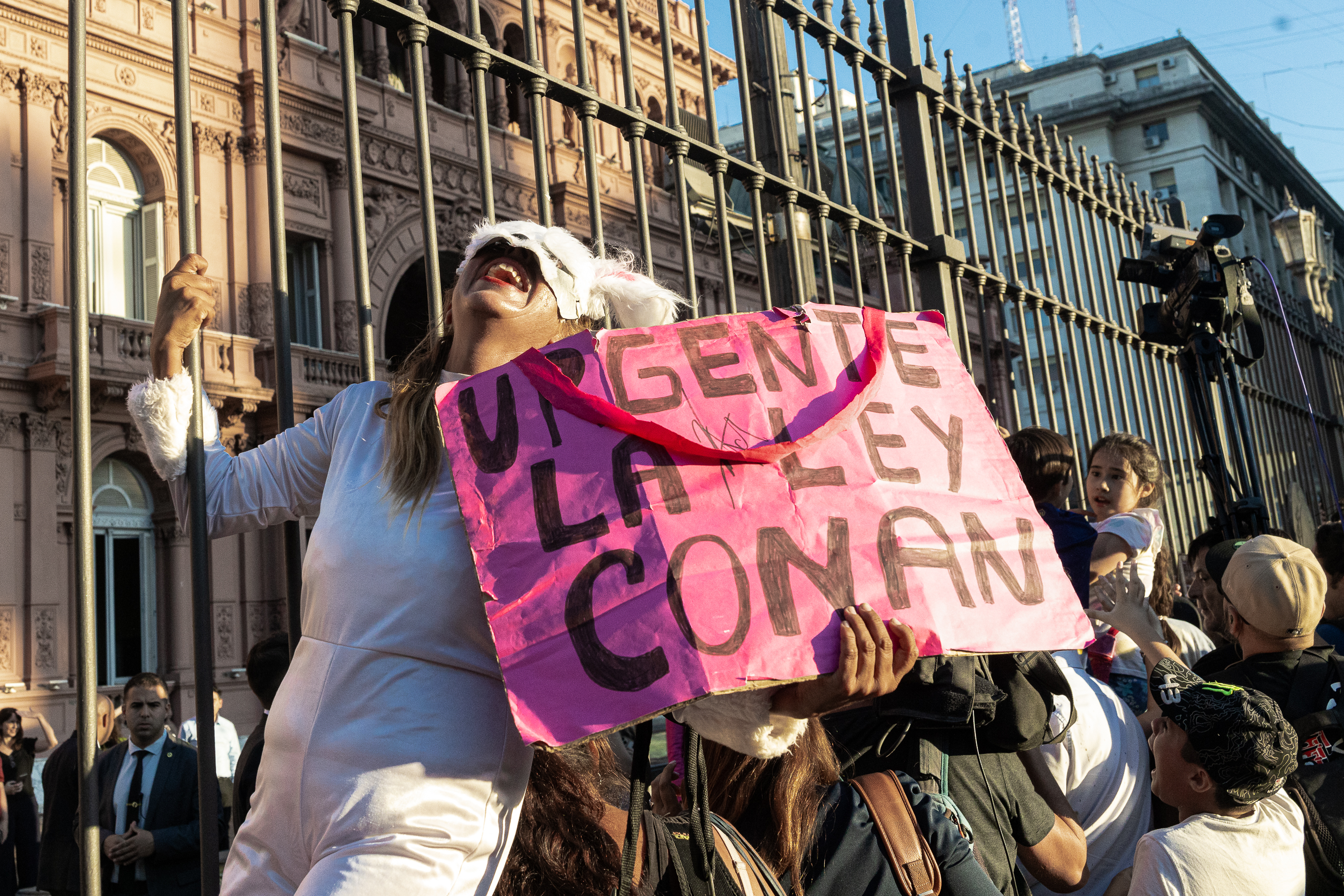 Una adherente de Javier Milei se expresa a favor de la denominada 'Ley Conan'.