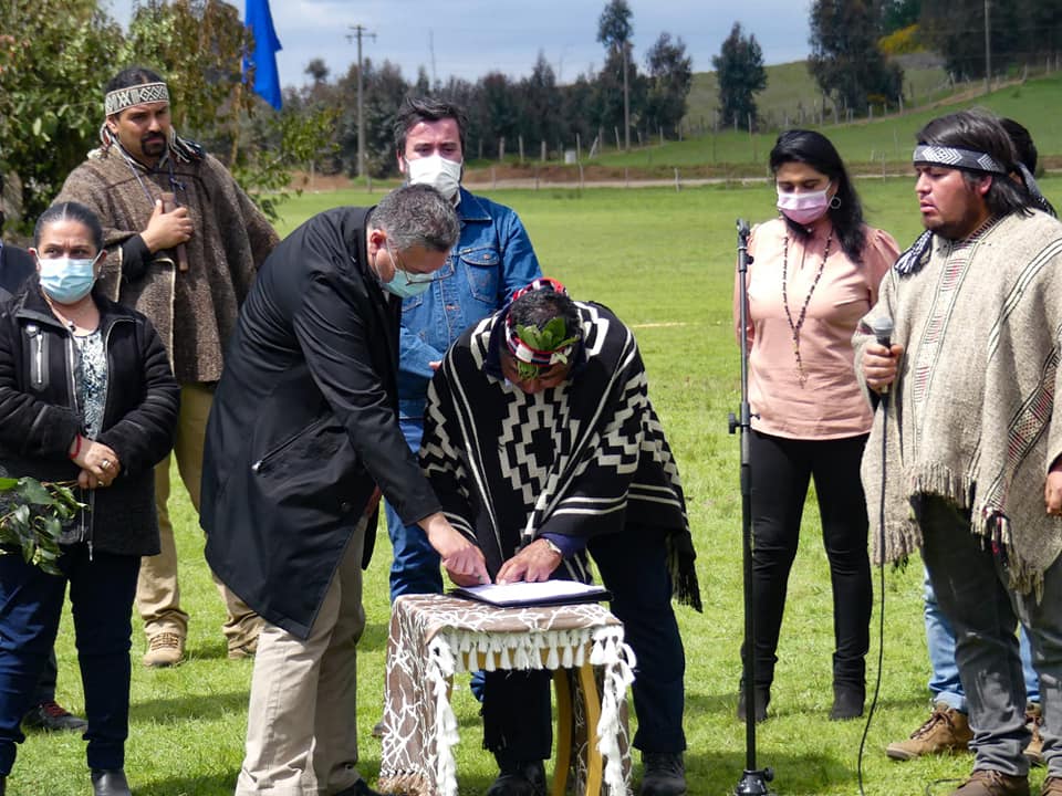 Firma del decreto en la comunidad Antonio Painemal 