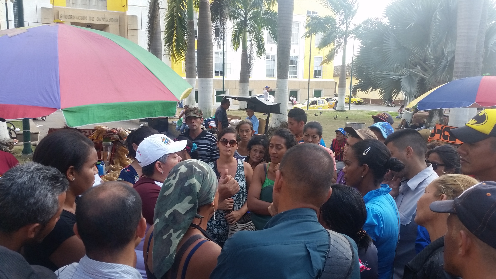 Plaza García Rivero de Bucaramanga. Concentración de migrantes venezolanos que vivien en esta plaza. Foto: Huellas en el Sur Plaza García Rivero de Bucaramanga. Concentración de migrantes venezolanos que vivien en esta plaza. Foto: Huellas en el Sur