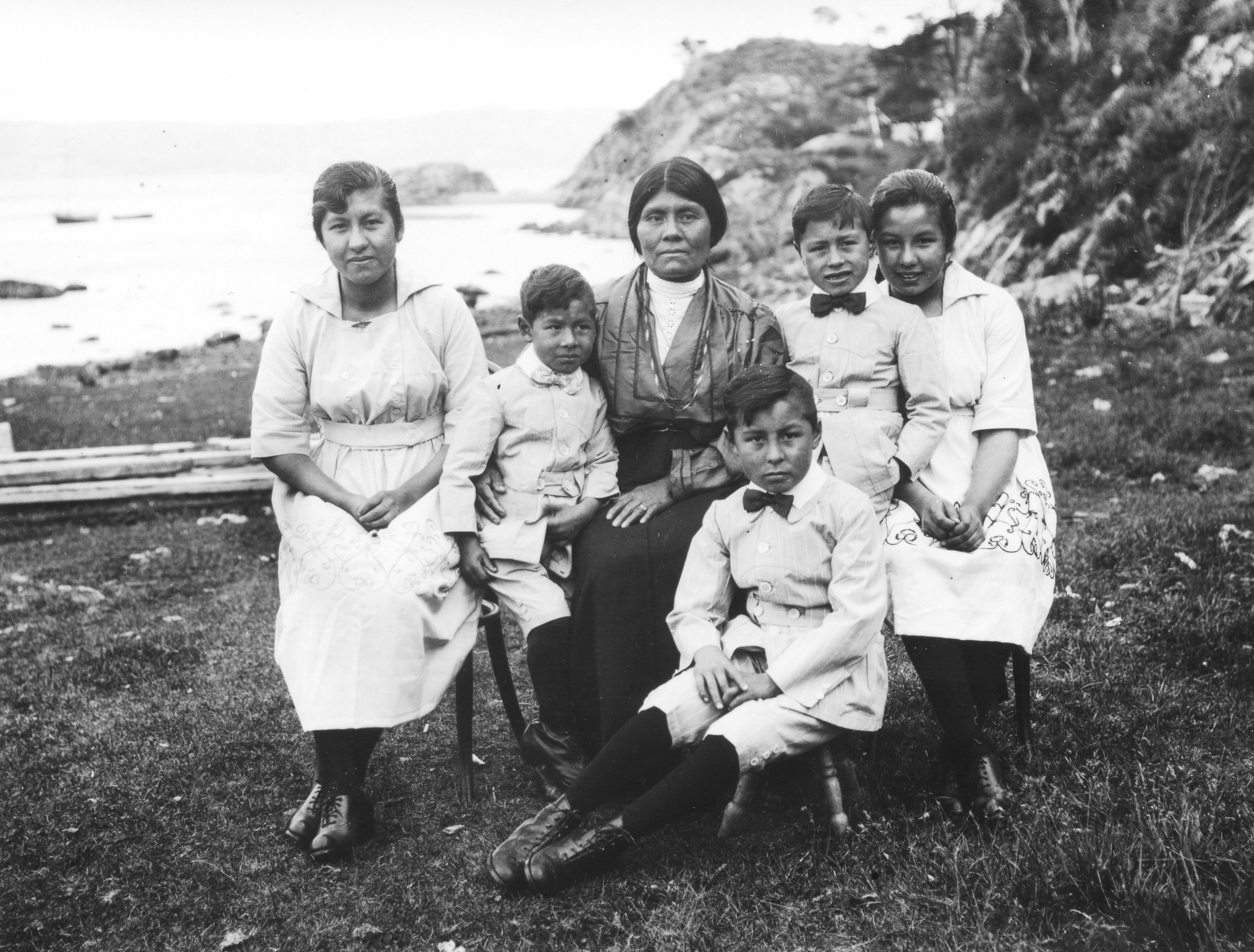 Nelly Lawrence junto a sus hijos en Punta Remolino (M. Gusinde, 1919)