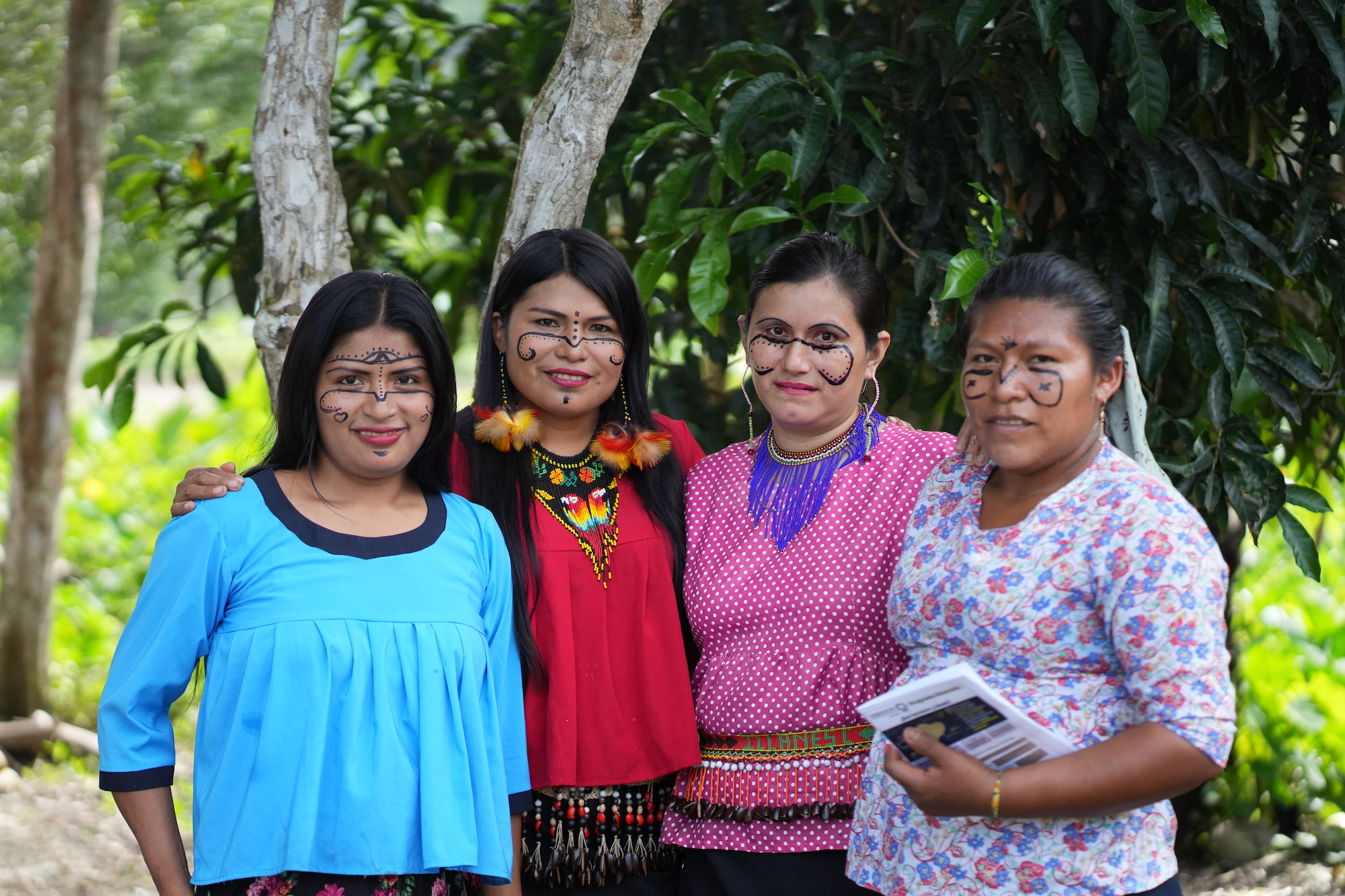 De izquierda a derecha Selena Cujii, Teresa Chiriapa, Mónica Illanes y Rebeca Chiriapa, mujeres Achuar de Mashientz. Foto: Sebastián Espín / Conservación Internacional Ecuador