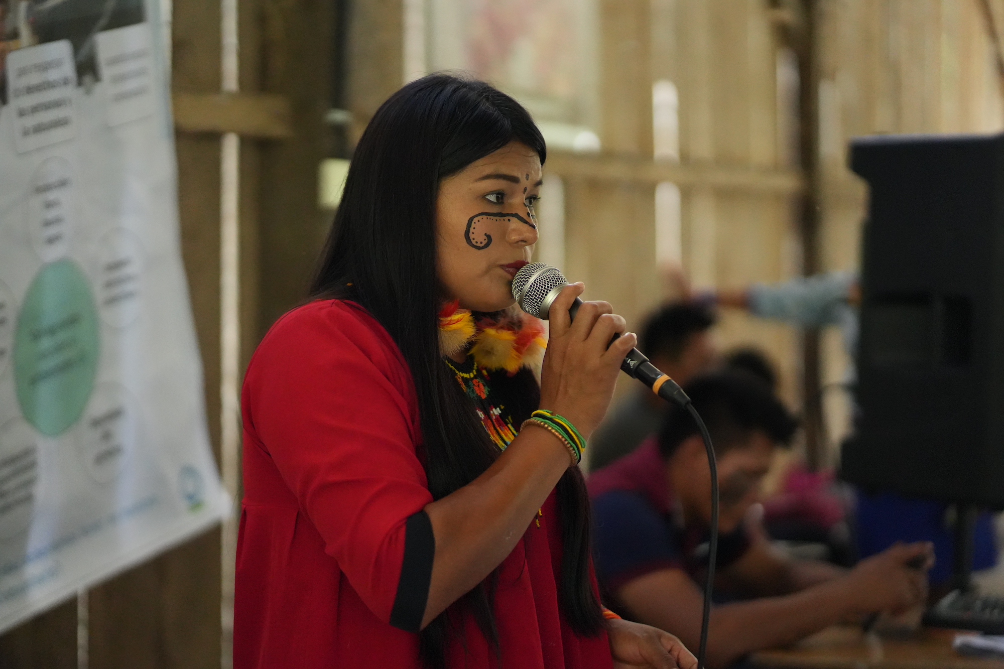 Teresa dirigiéndose a su comunidad para socializar el acuerdo de ingreso a Socio Bosque. Foto: Sebastián Espín / Conservación Internacional Ecuador