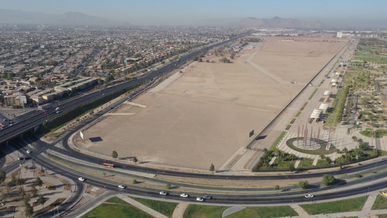 Foto aérea difundida por el Minsal el 15 de marzo, cuando se anunció el hospital modular en este sitio. En la imagen se pueden apreciar las distintas estructuras estaban antes del anuncio. Foto: Minsal