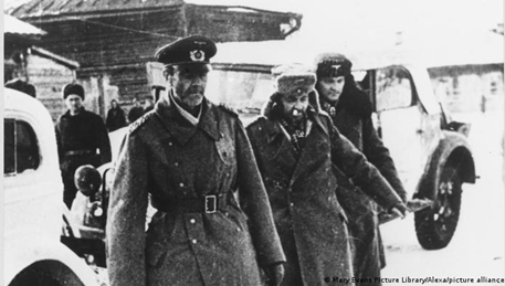 Rendición del mariscal de campo Friedrich Paulus, comandante del Sexto Ejército alemán en el frente de Stalingrado, febrero de 1943. Rendición del mariscal de campo Friedrich Paulus, comandante del Sexto Ejército alemán en el frente de Stalingrado, febrero de 1943.