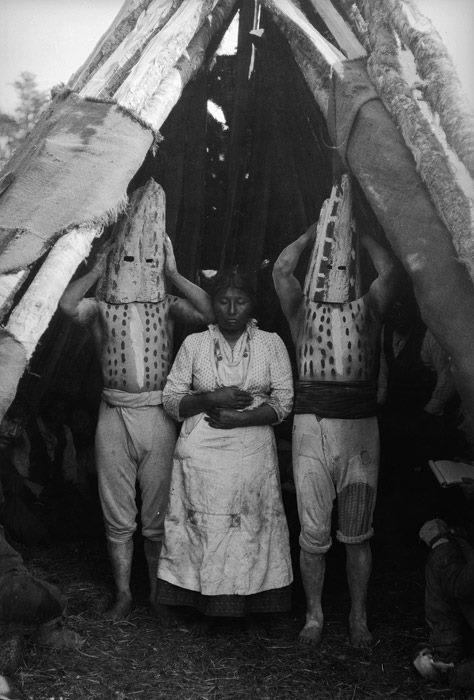 Espíritus del Kina dentro de la choza ceremonial. A la derecha se puede apreciar a W. Koppers tomando notas. (M. Gusinde, 1922). Espíritus del Kina dentro de la choza ceremonial. A la derecha se puede apreciar a W. Koppers tomando notas. (M. Gusinde, 1922).