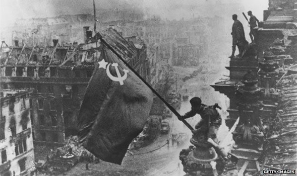 Stalingrado fue el punto de inflexión en la Segunda Guerra Mundial. Dos años y tres meses después, el Ejército Rojo izaría la bandera soviética sobre el Reichstag (parlamento) en Berlín. Stalingrado fue el punto de inflexión en la Segunda Guerra Mundial. Dos años y tres meses después, el Ejército Rojo izaría la bandera soviética sobre el Reichstag (parlamento) en Berlín.