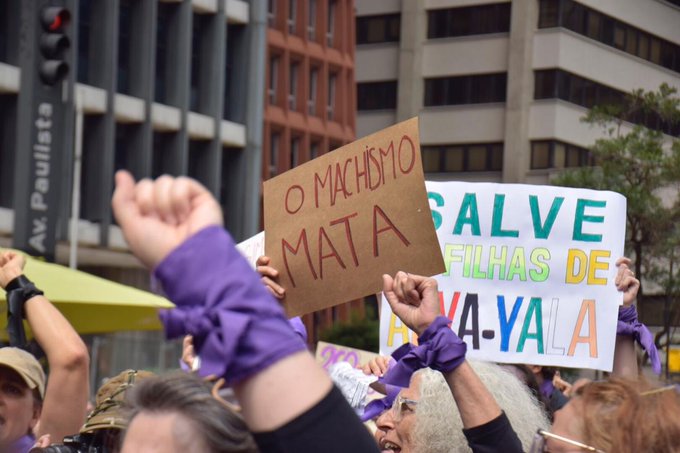 Carteles en una marcha del 8-M en Brasil. Foto: Telesur.