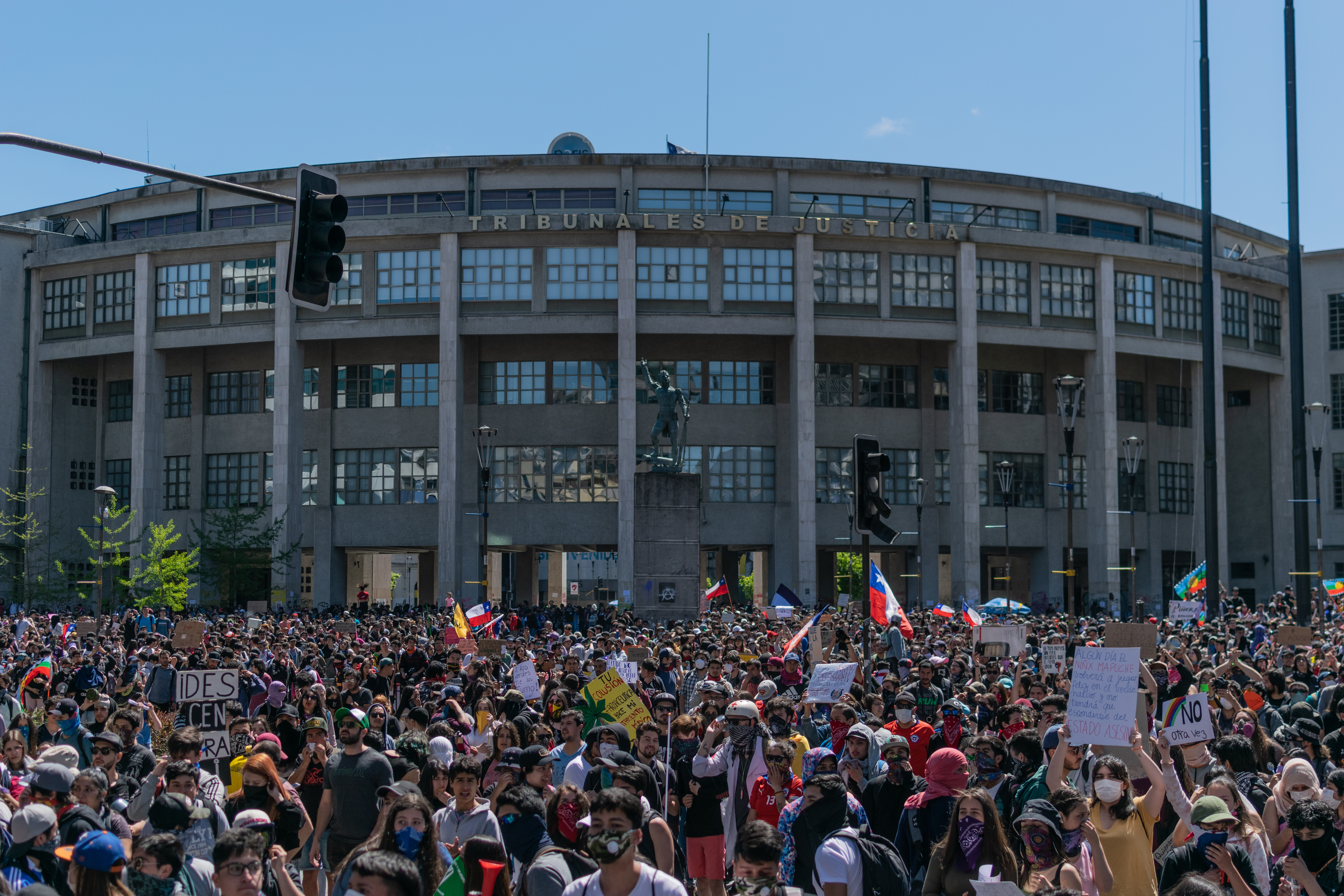 Manifestantes protestan a las afuera de los Tribunales de Justicia de Concepcion. 24/10/2019 Manifestantes protestan a las afuera de los Tribunales de Justicia de Concepcion. 24/10/2019
