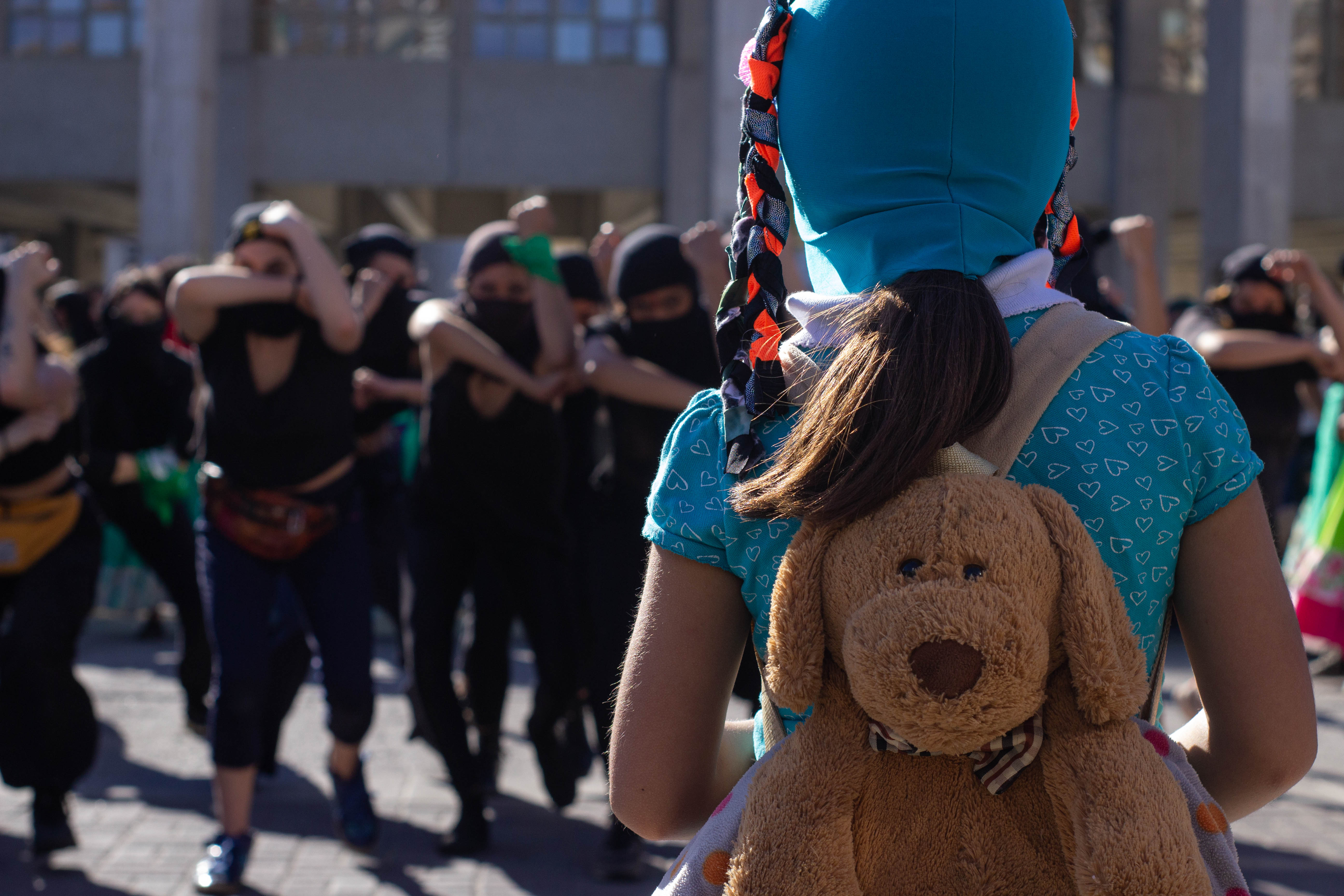 Una niña viendo a mujeres manifestarse en el marco de una Marcha contra el sistema patriarcal de Chile. Concepción, Noviembre 2019. Una niña viendo a mujeres manifestarse en el marco de una Marcha contra el sistema patriarcal de Chile. Concepción, Noviembre 2019.
