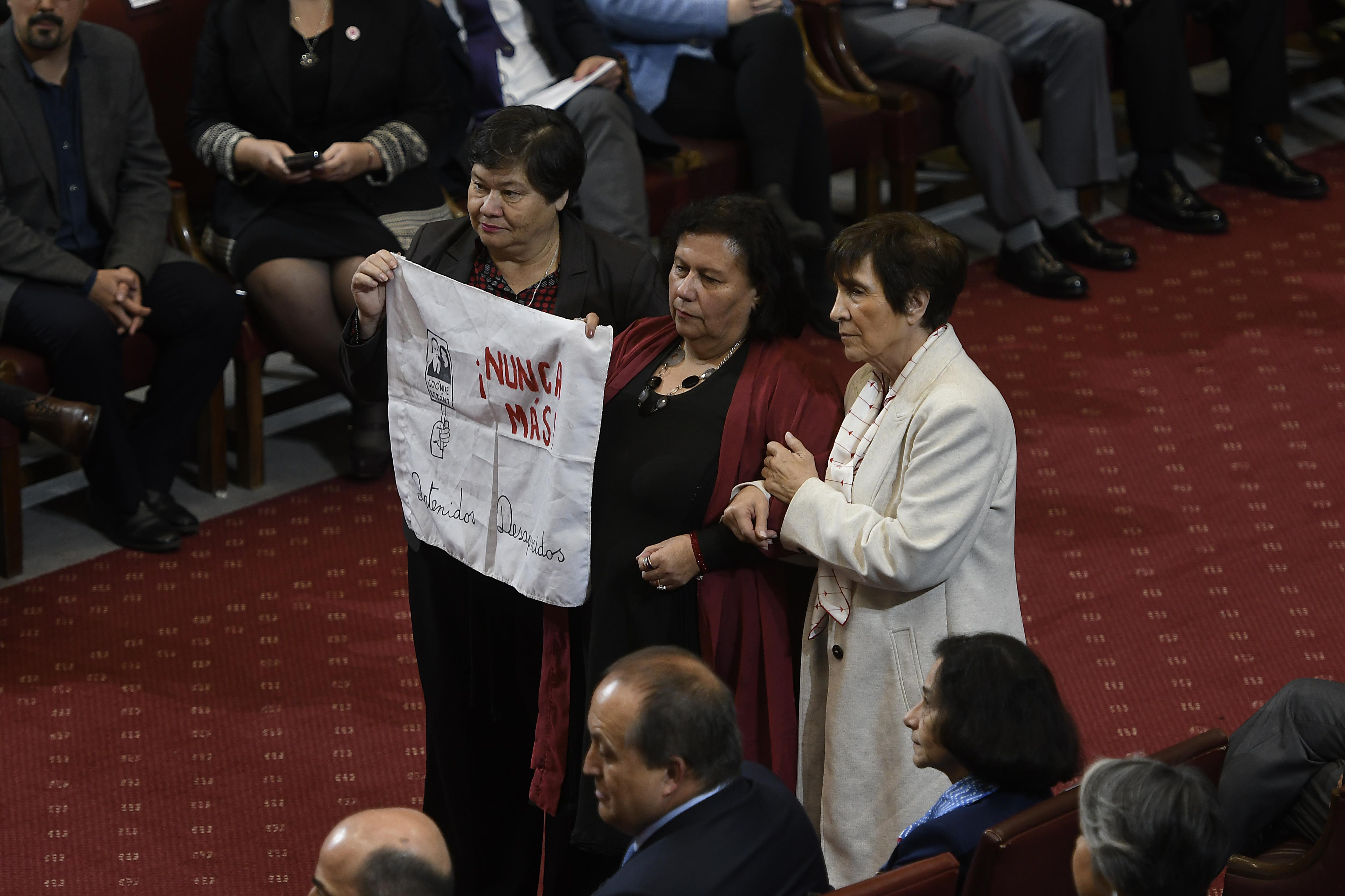 Lorena Pizarro, Carmen Hertz, durante la Cuenta Pública que realiza el presidente de la República en el Congreso nacional de Valparaíso . .FOTO: PABLO OVALLE ISASMENDI/ AGENCIAUNO Lorena Pizarro , Carmen Hertz, durante la cuenta publica que realiza el presidente de la republica en el congreso nacional de Valparaiso . .FOTO: PABLO OVALLE ISASMENDI/ AGENCIAUNO