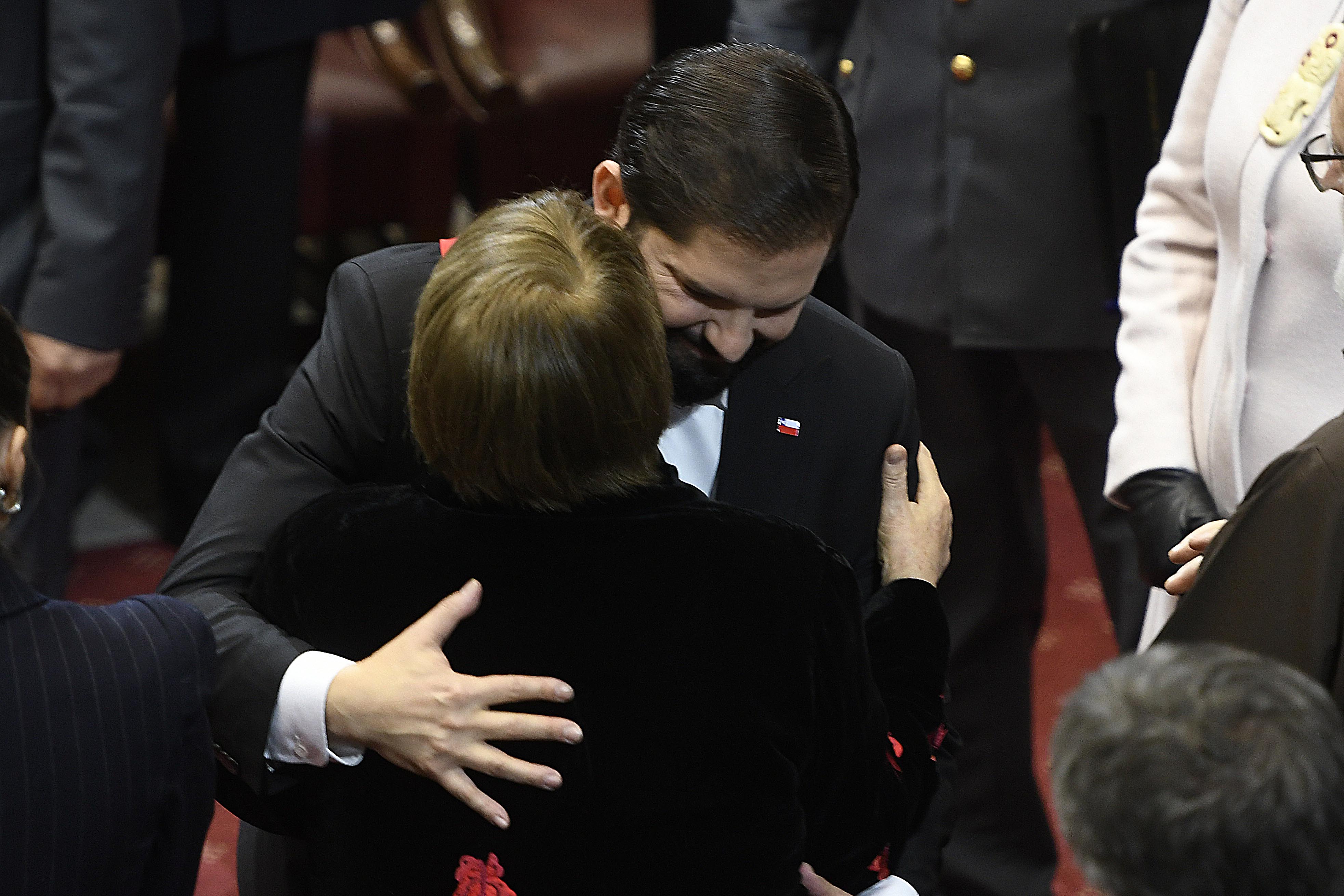 Gabriel Boric saluda a Michelle Bachelet, durante la cuenta pública que realiza el presidente de la República en el Congreso nacional de Valparaíso . .FOTO: PABLO OVALLE ISASMENDI/ AGENCIAUNO Gabriel Boric saluda a Michelle Bachelet, durante la cuenta pública que realiza el presidente de la republica en el congreso nacional de Valparaiso . .FOTO: PABLO OVALLE ISASMENDI/ AGENCIAUNO