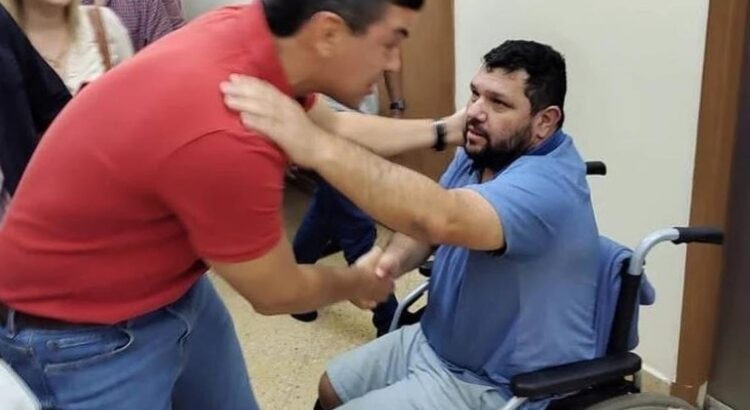 Oswaldo Eustáquio saluda al entonces candidato presidencial Santiago Peña en la sede de la ANR, en marzo de 2023 Oswaldo Eustáquio saluda al entonces candidato presidencial Santiago Peña en la sede de la ANR, en marzo de 2023