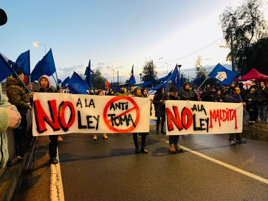 Agrupación Luchadores y Luchadoras de Lo Hermida se manifiestan en contra a la Ley de Usurpaciones. Foto: @Luchadores_H Agrupación Luchadores y Luchadoras de Lo Hermida se manifiestan