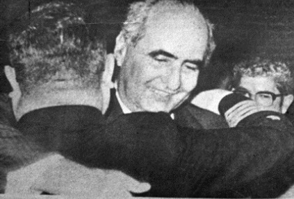 Agustín Edwards, abrazado por un alto oficial de la Armada.