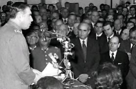 Agustín Edwards en primera fila escuchando al dictador Agustín Edwards en primera fila escuchando al dictador