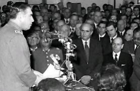 Agustín Edwards en primera fila escuchando al dictador