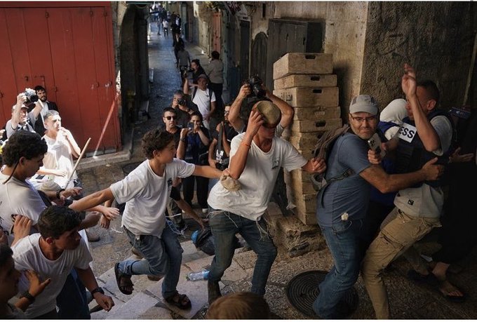 Kwasmi y Hasson siendo atacados por la turba israelí. Foto: Maya Levin