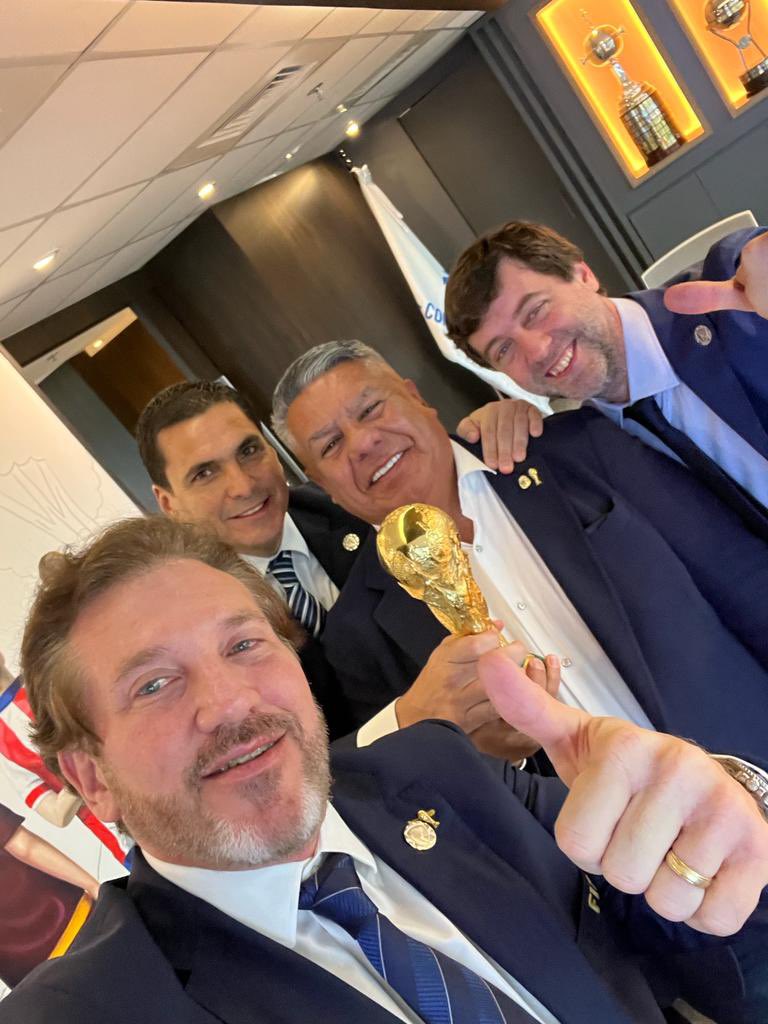 Sudamérica, el lugar donde todo comenzó volverá a ser el escenario de la inauguración de la Copa del Mundo en el 2030", escribió Alejandro Domínguez (Conmebol) junto a Robert Harrison (APF), Claudio Chiqui Tapia (AFA) e Ignacio Alonso (AUF). Foto: @agdws Alejandro Domínguez, Robert Harrison, Claudio Chiqui Tapia, Ignacio Alonso