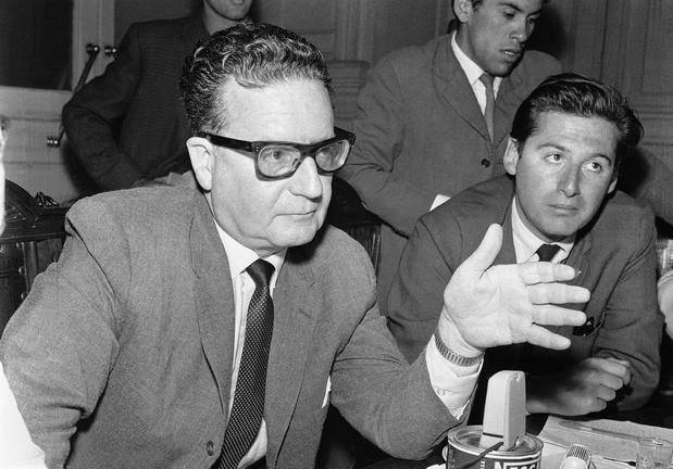 Allende con periodistas. Allende con periodistas.