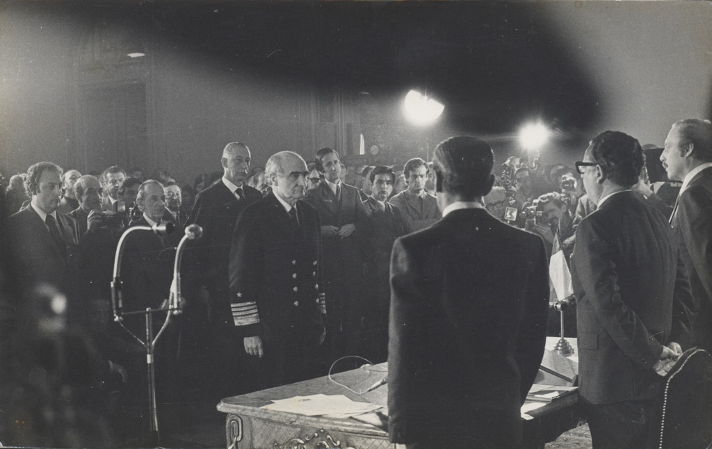 Allende toma el juramento como ministro al Almirante Montero.
