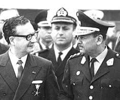 Allende y Velasco Alvarado. Atrás, el asesinado comandante Araya.