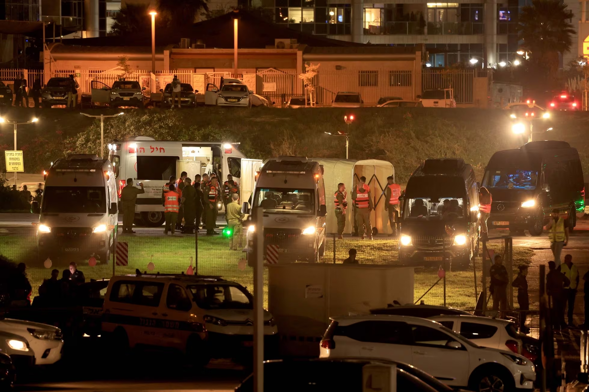 Ambulancias esperan a rehenes en Tel Aviv. Ambulancias esperan a rehenes en Tel Aviv.