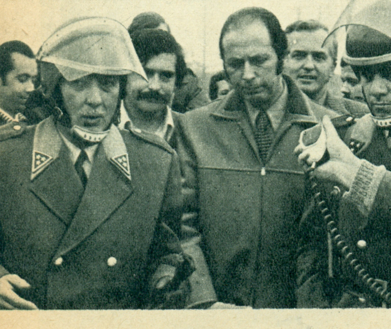 Andrés Aylwin, diputado DC, negocia con Carabineros. Andrés Aylwin, diputado DC, negocia con Carabineros.