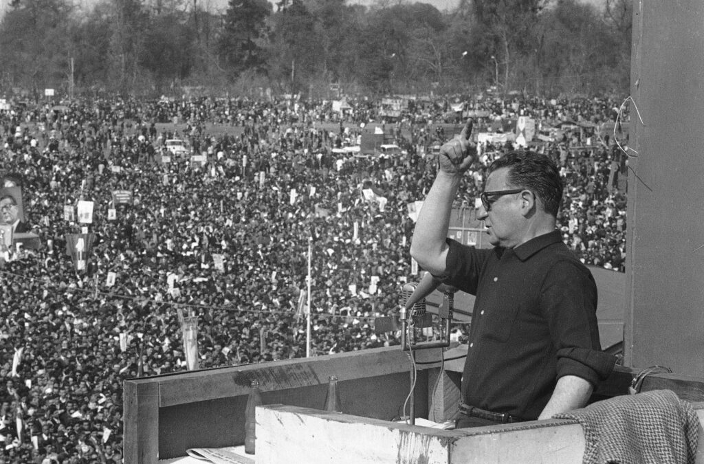 El entonces candidato, Salvador Allende, se dirige a la multitud en Santiago, Chile, el 30 de agosto de 1970. (Foto AP/Eduardo Di Baia)