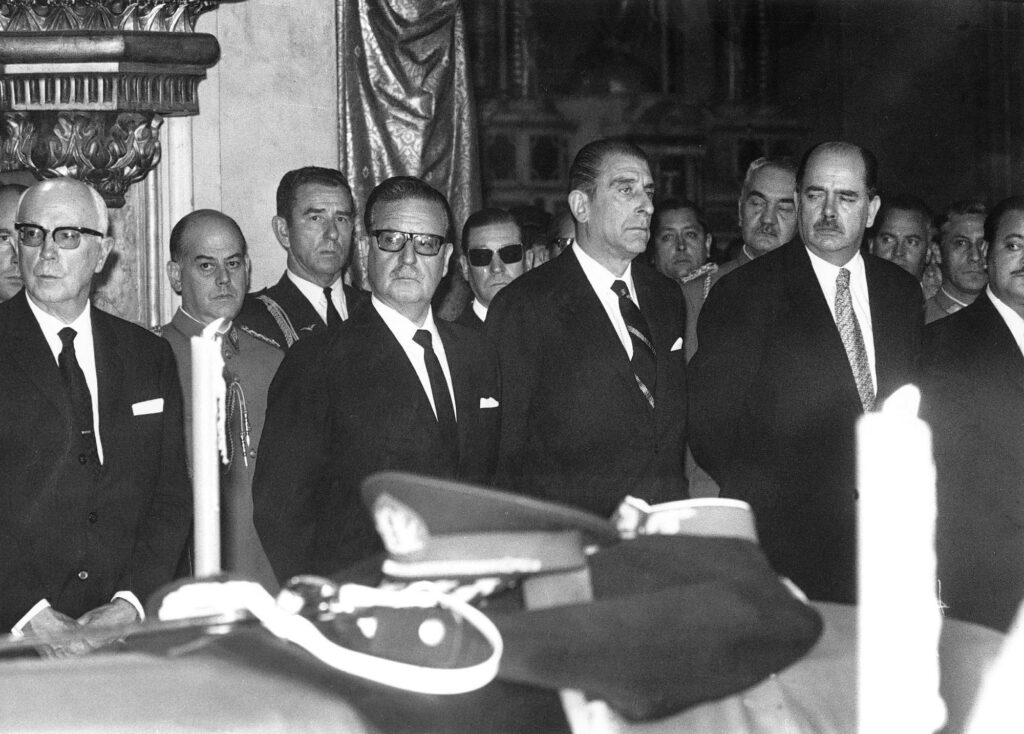 El funeral del comandante en jefe del ejército, general René Schneider, quien fue asesinado. El presidente electo Salvador Allende (cuarto desde la izquierda) y el presidente Eduardo Frei (quinto desde la izquierda) caminan durante la procesión. (Foto AP/