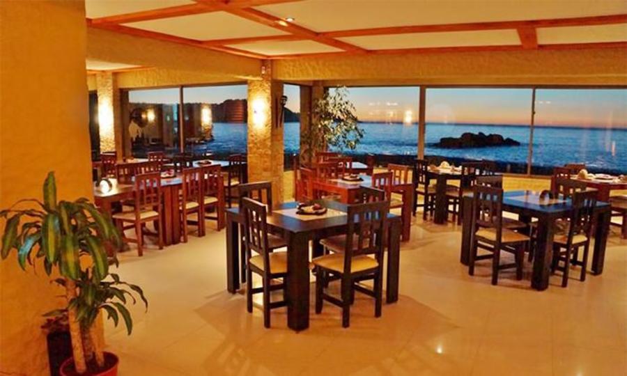 El restaurante y centro de eventos Arena Pingueral, propiedad de la hija del alcalde Aguilera y de su yerno, quien también es consejero regional. El restaurante y centro de eventos Arena Pingueral, propiedad de la hija del alcalde Aguilera y de su yerno, quien también es consejero regional.