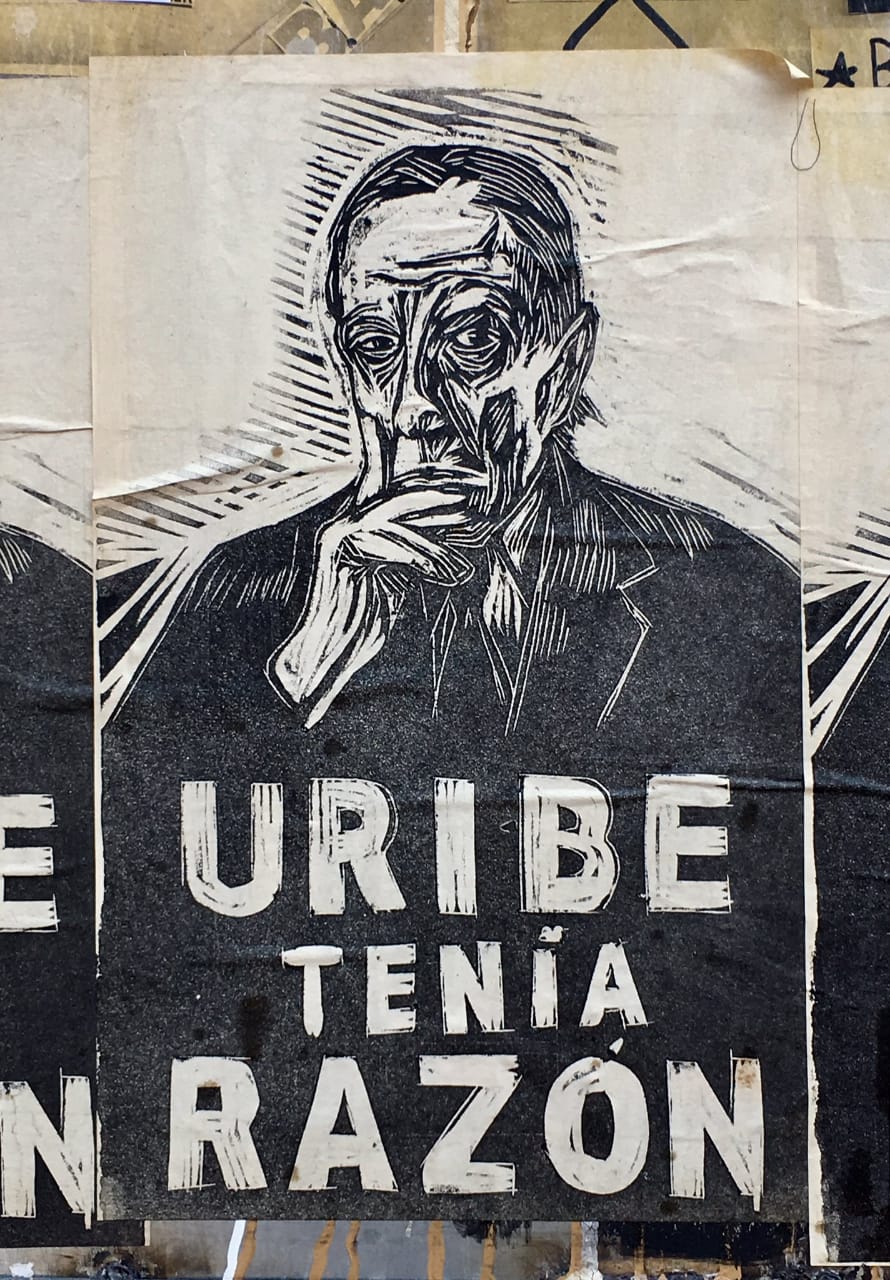Stencil de Armando Uribe en torno a la Plaza de la Dignidad Stencil de Armando Uribe en torno a la Plaza de la Dignidad