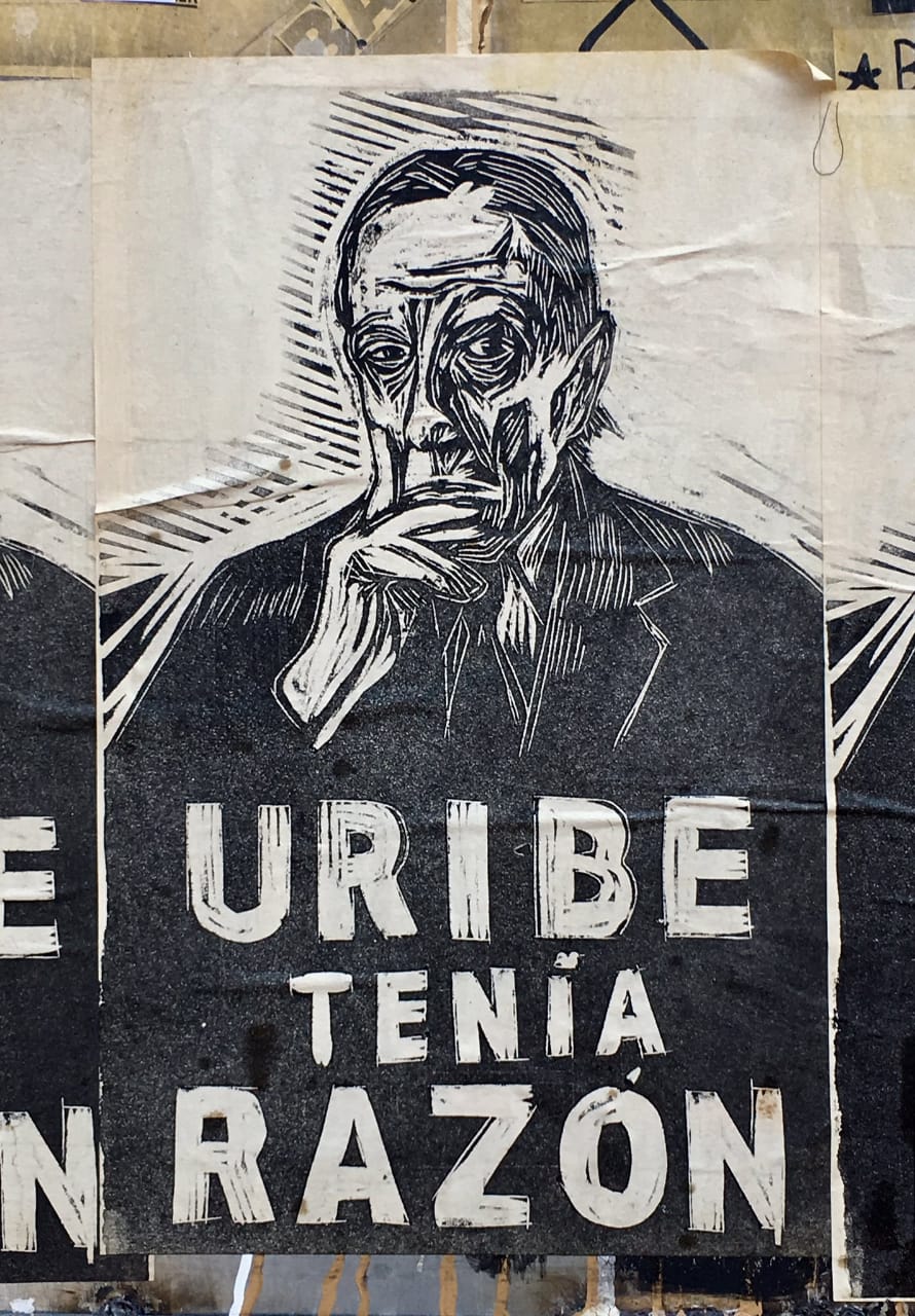 Stencil de Armando Uribe en torno a la Plaza de la Dignidad