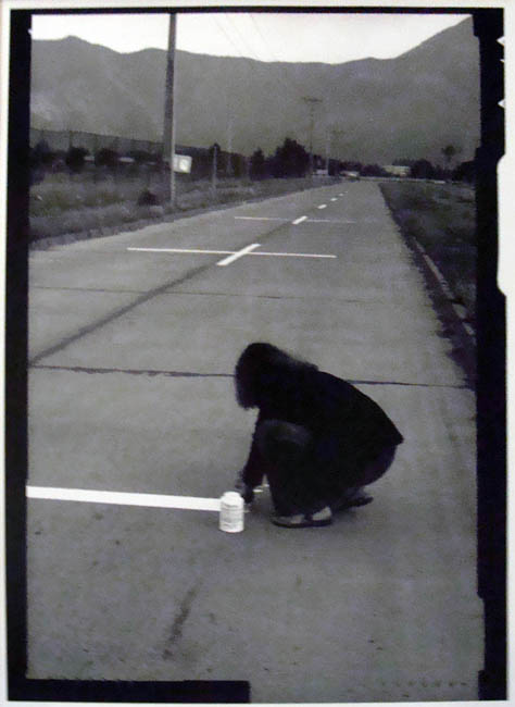 Una milla de cruces sobre el pavimento, 1979. Museo Nacional de Bellas Artes, Santiago Una milla de cruces sobre el pavimento, 1979. Museo Nacional de Bellas Artes, Santiago