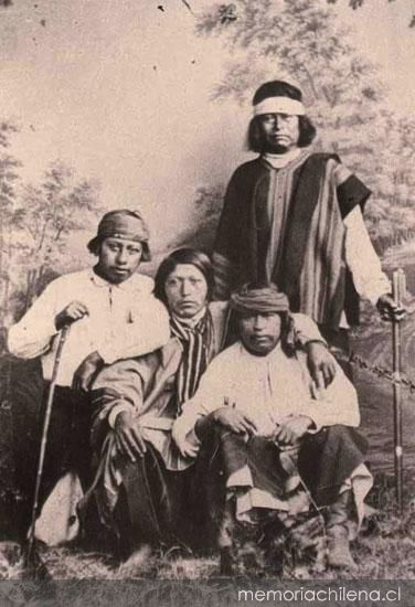 Grupo de hombres mapuche, hacia 1890. Memoria Chilena, Biblioteca Nacional