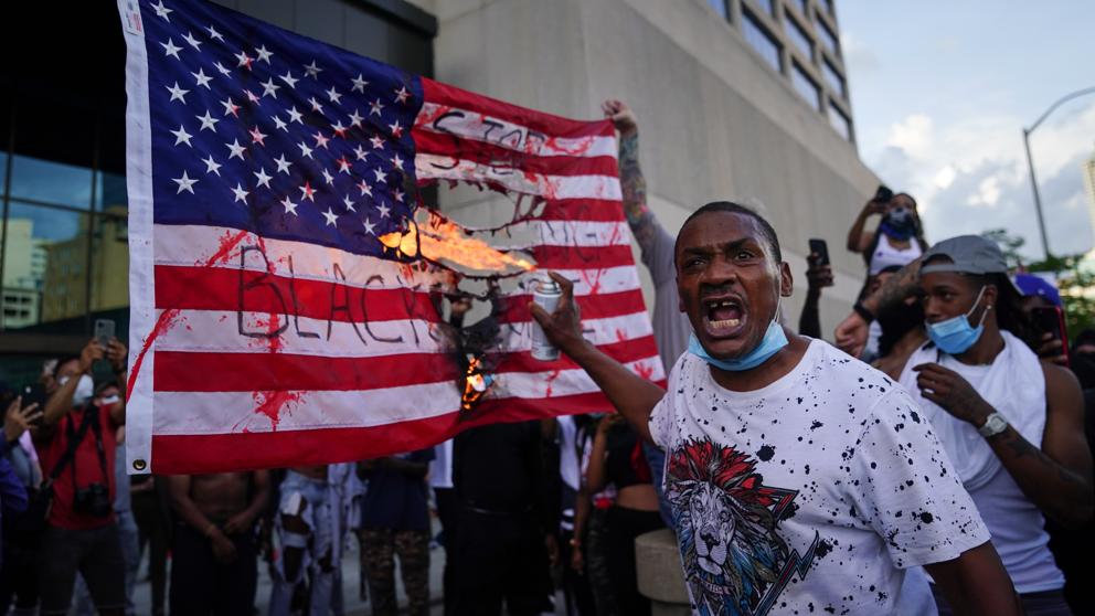 La comunidad negra de Atlanta también ha explotado por este nuevo caso de violencia policial (Elijah Nouvelage / AFP) La comunidad negra de Atlanta también ha explotado por este nuevo caso de violencia policial (Elijah Nouvelage / AFP)