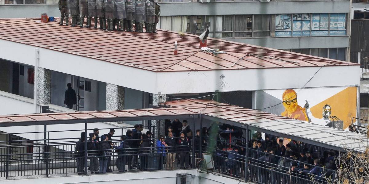 Carabineros en el techo del Instituto Nacional (AtonChile). 