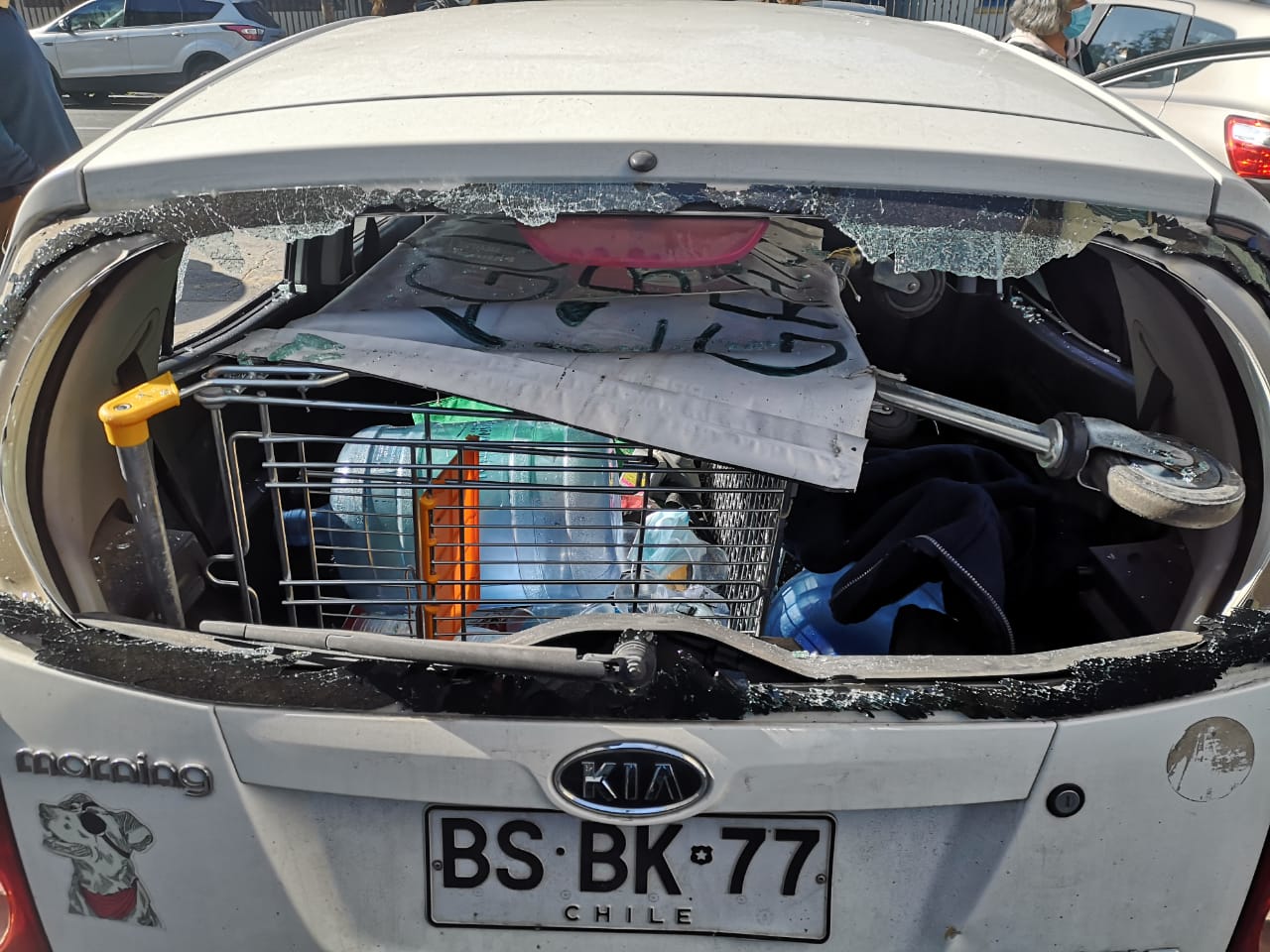 El auto vandalizado El auto vandalizado