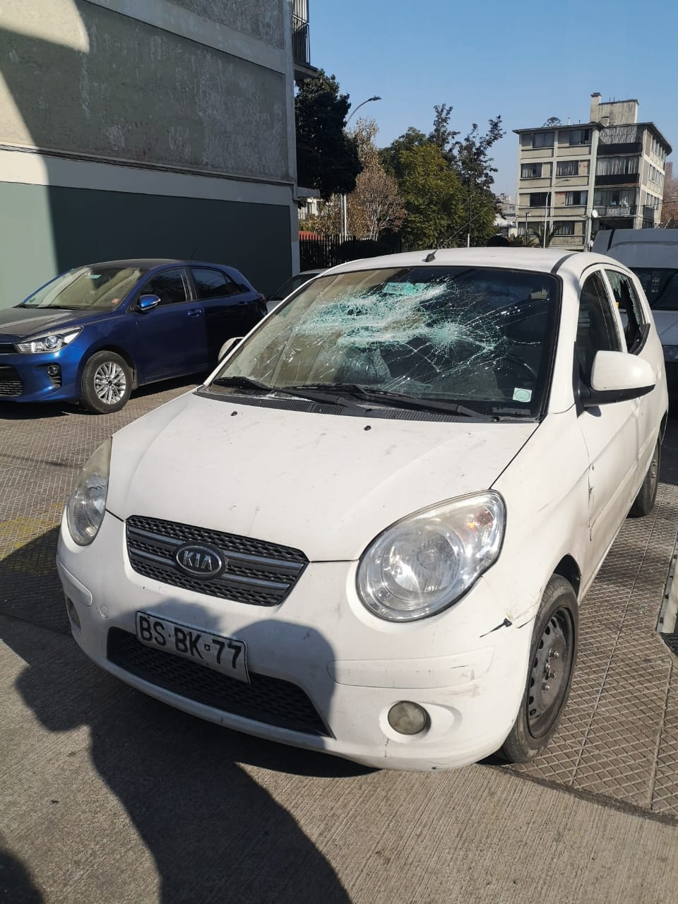 El auto vandalizado El auto vandalizado
